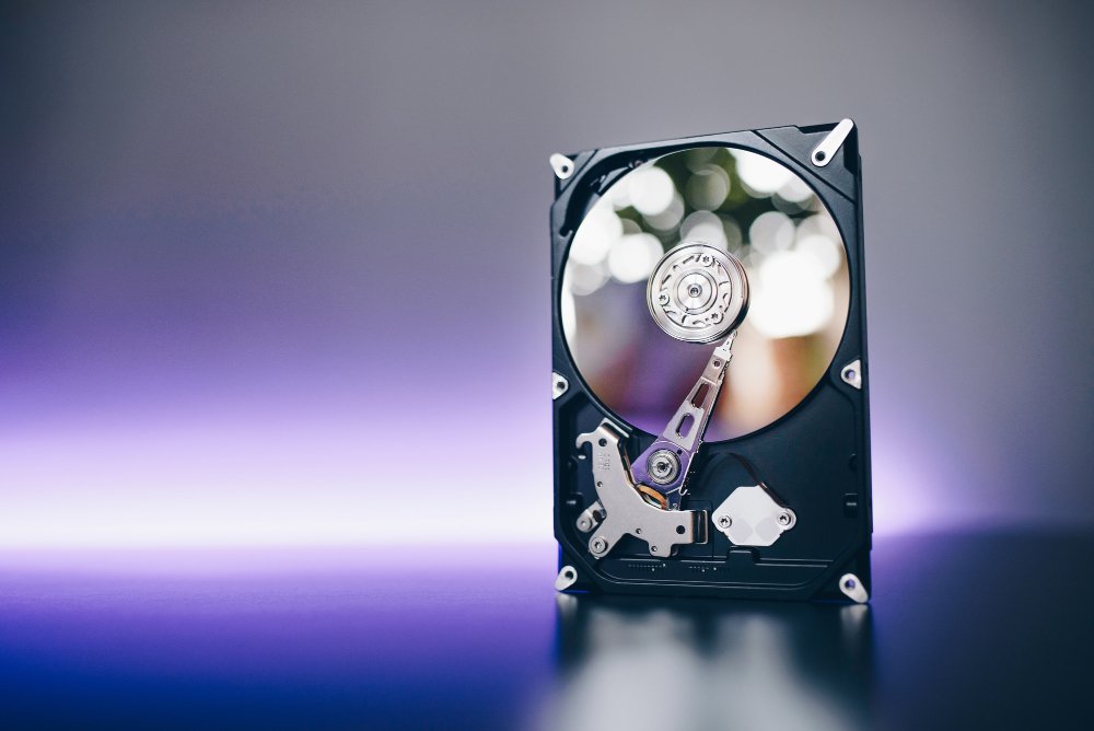 Tecnico specializzato nel recupero dati da hard disk dual-actuator Seagate MACH.2 in camera bianca ISO 5